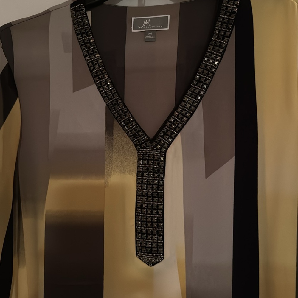 Beautiful Jewelled V Neck 3/4 flared sleeves - Picture 2 of 9
